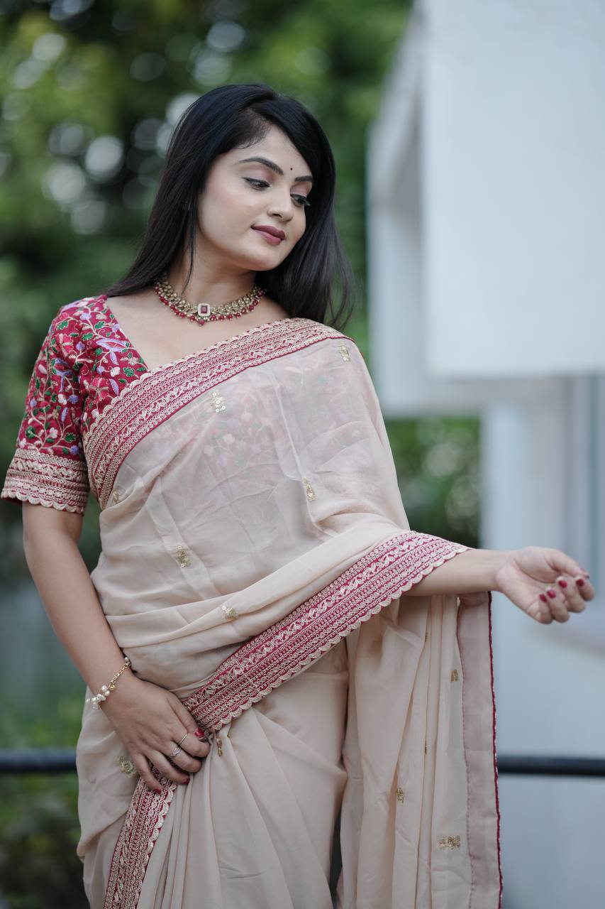 खूबसूरत ज़री धागे और सीक्वेंस वर्क वाली डिज़ाइनर साड़ी