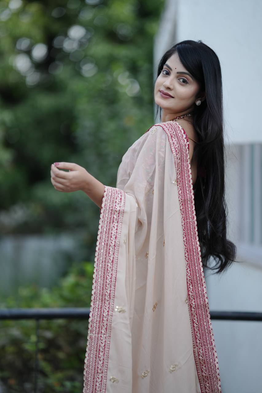 खूबसूरत ज़री धागे और सीक्वेंस वर्क वाली डिज़ाइनर साड़ी