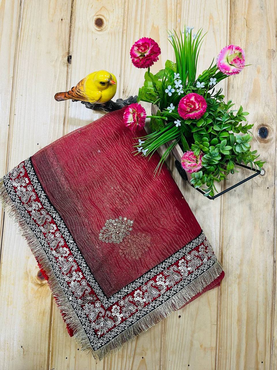 हीरे के साथ जरी धागे की खूबसूरत कढ़ाई वाली डिज़ाइनर साड़ी