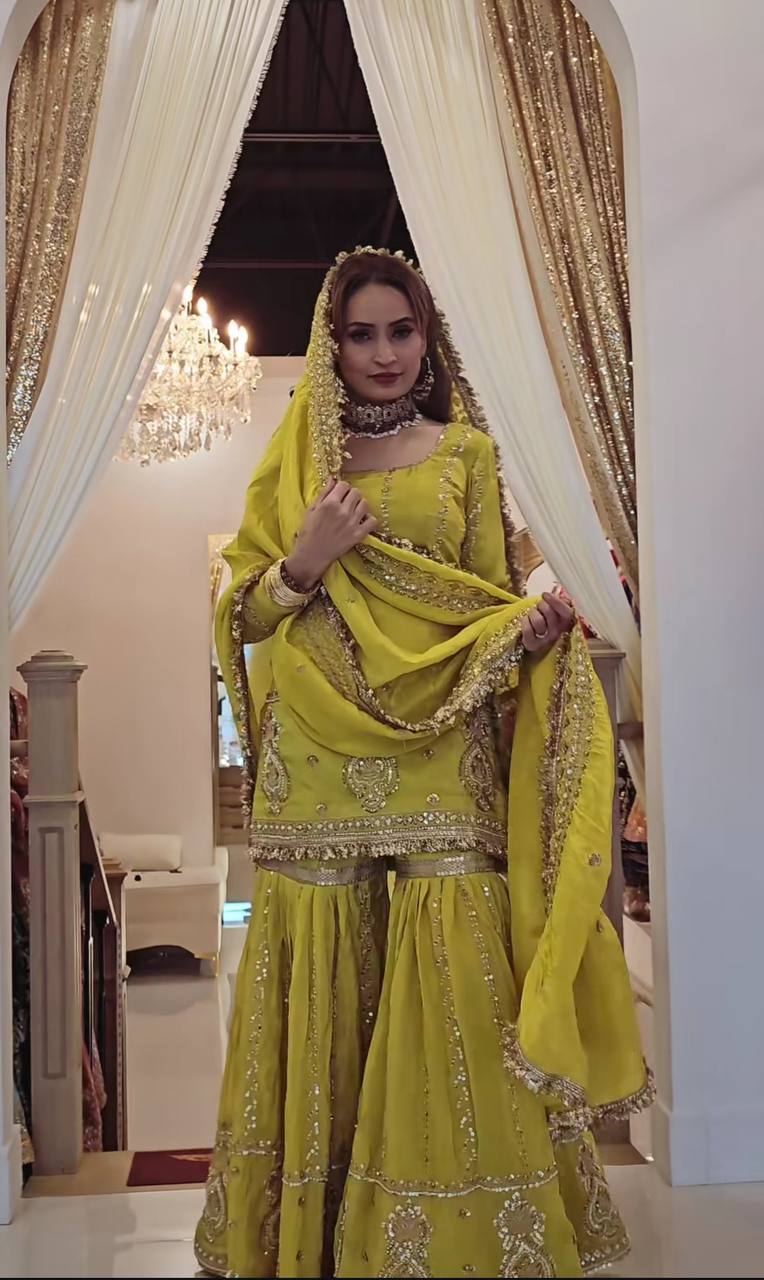 पार्टी वियर डिज़ाइनर टॉप-बॉटम और कढ़ाई वर्क वाला दुपट्टा