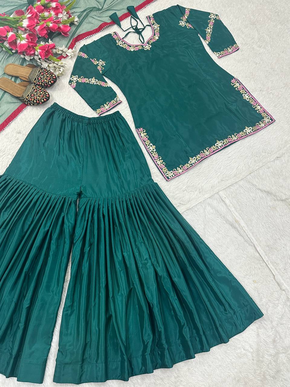 पार्टी वियर डिज़ाइनर टॉप-बॉटम और कढ़ाई वर्क वाला दुपट्टा
