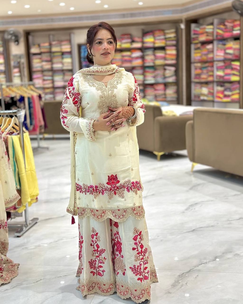 पार्टी वियर टॉप-बॉटम और दुपट्टा, भारी कढ़ाई के काम के साथ