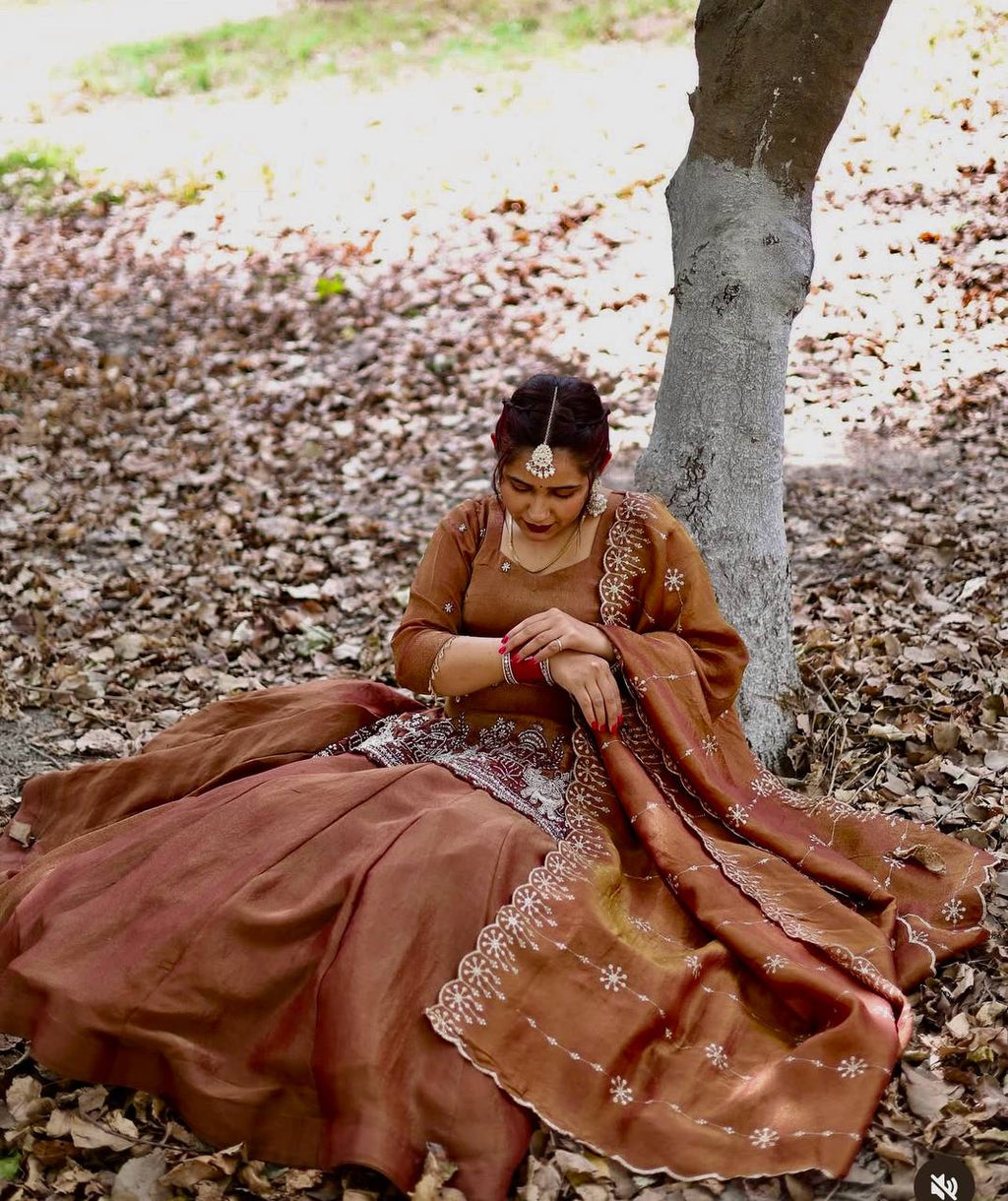 सीक्वेंस मल्टी नीडल एम्ब्रॉयडरी वर्क वाला डिज़ाइनर सूट सेट