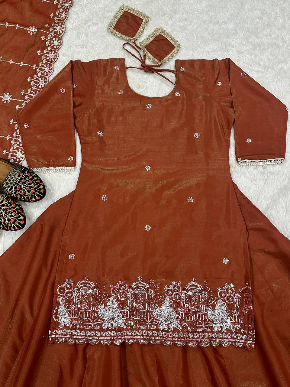 सीक्वेंस मल्टी नीडल एम्ब्रॉयडरी वर्क वाला डिज़ाइनर सूट सेट