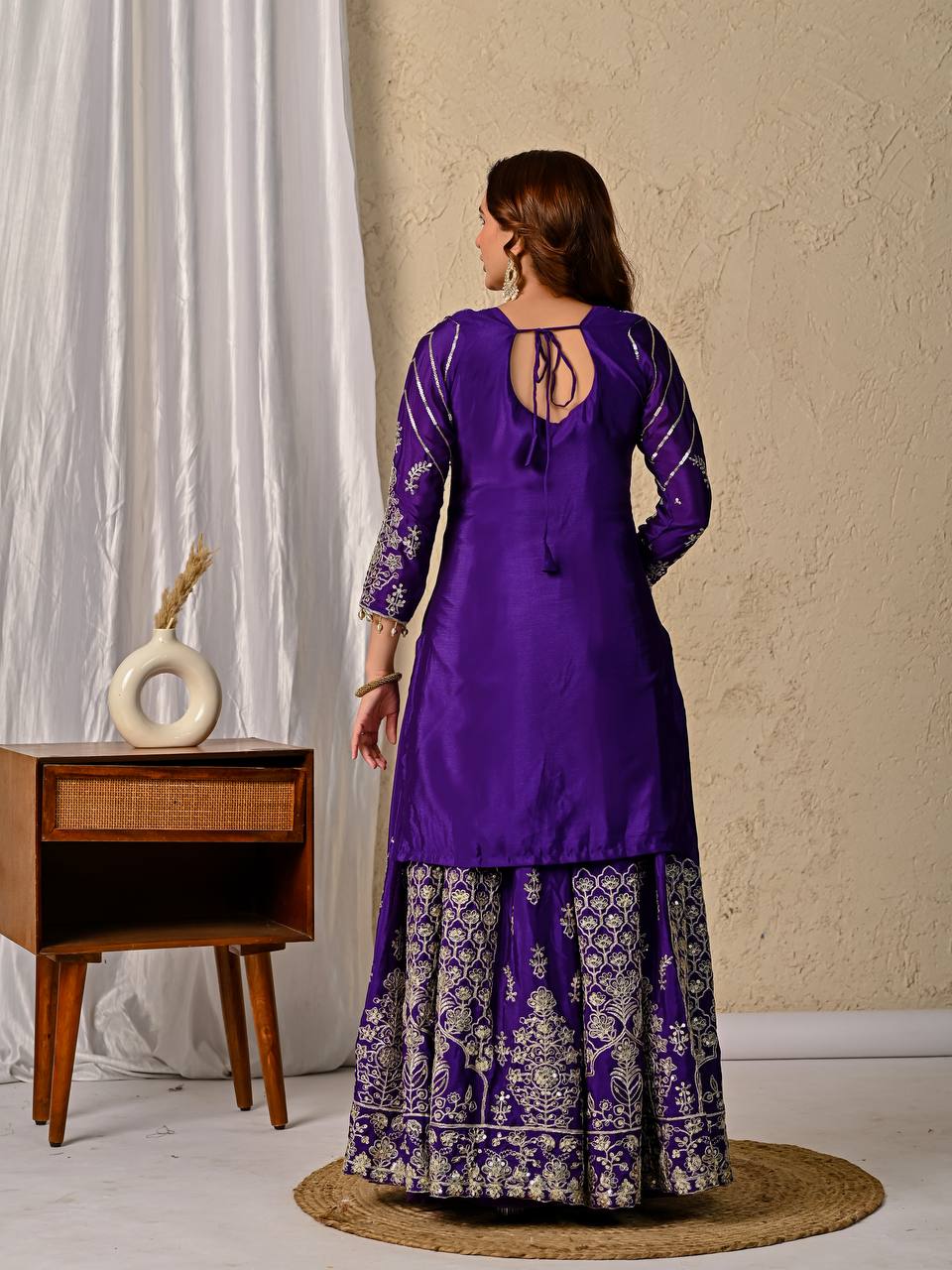 कढ़ाई और सीक्वेंस वर्क के साथ पार्टी वियर टॉप-लहंगा और दुपट्टा