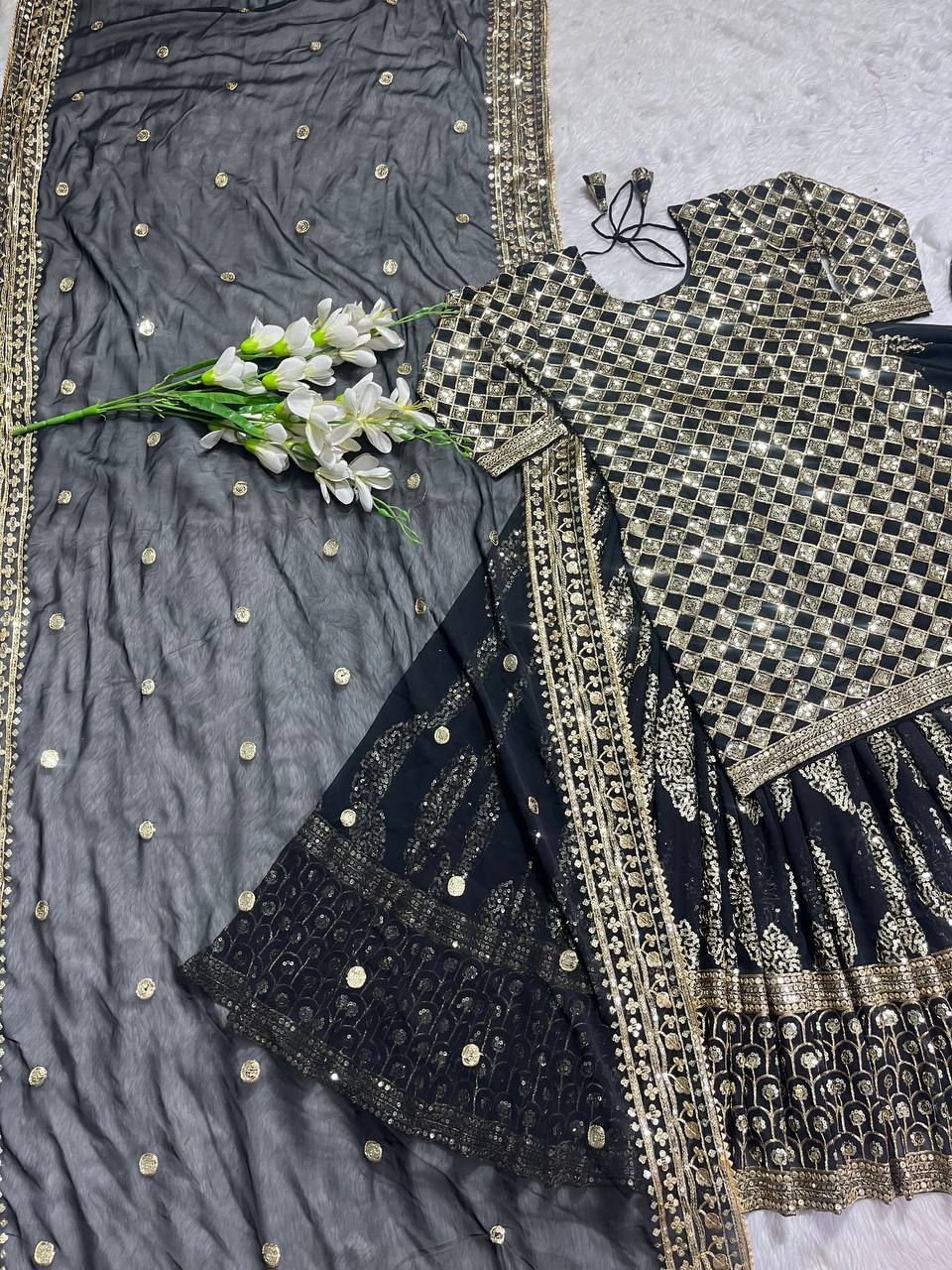 नए फैंसी स्टाइल में डिज़ाइनर पार्टी वियर लहंगा-टॉप