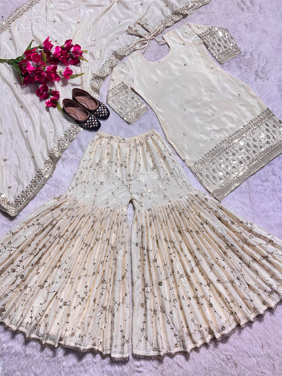 फैंसी स्टाइल में डिज़ाइनर टॉप, शरारा और दुपट्टा