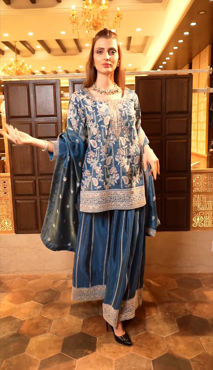 कढ़ाई कोडिंग अनुक्रम कार्य के साथ डिजाइनर सूट सेट