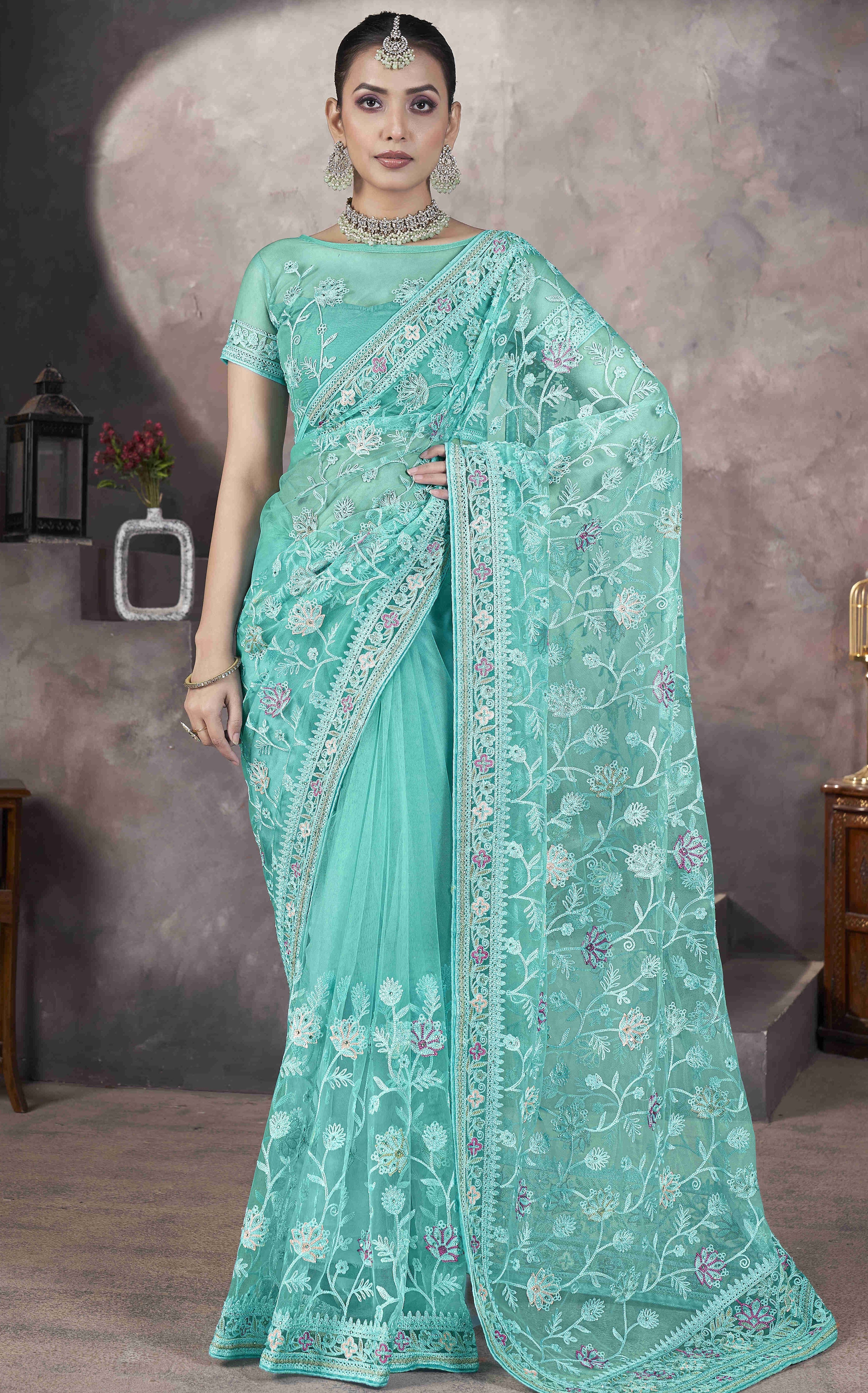 डिज़ाइनर पार्टी वियर लुक कढ़ाई साड़ी